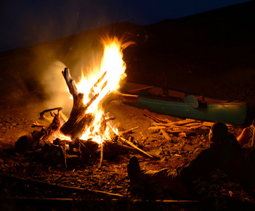 海滩上的篝火图片