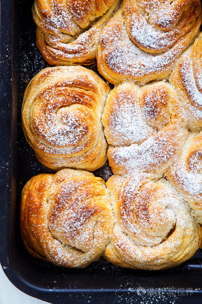 热辊与肉桂和糖霜刚出炉的面包