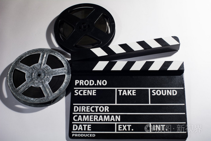 在明亮的背景上拍电影