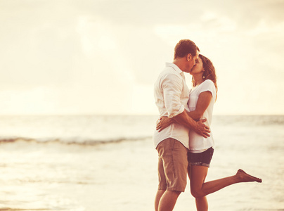 日落海滩上浪漫的情侣