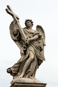 从意大利罗马的圣天使桥由 Ercole Ferrata 十字天使的大理石雕像
