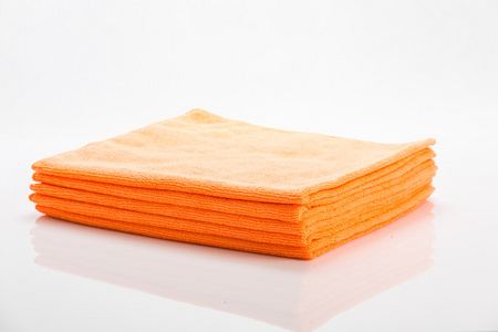 清洗衣服上白色孤立的橙色