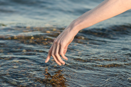 河流水主题  人类的手触摸到河里的水