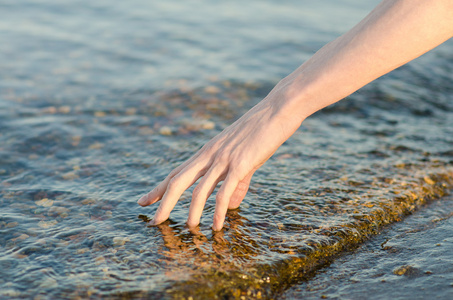 河流水主题  人类的手触摸到河里的水