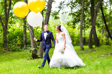 新郎和新娘与气球在户外