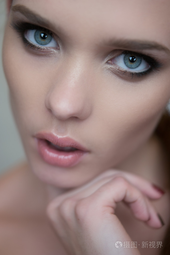 蓝眼睛的美丽女人