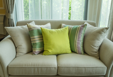 现代客厅里的沙发上绿色枕头