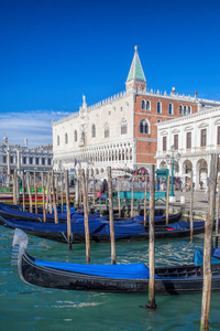 在意大利威尼斯大运河传统吊船