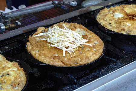 泰国的街头食品市场上的香酥蚵仔煎