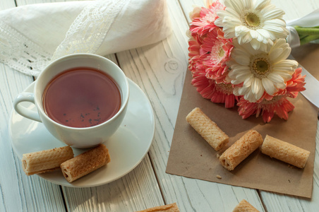 一杯茶，几块饼干，一张蕾丝餐巾和一束