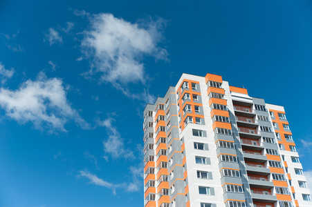 蓝蓝的天空背景上的高层住宅图片