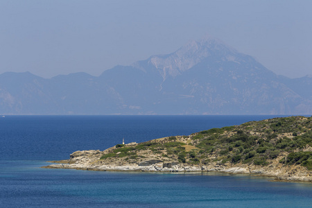 希腊 Chalkidiki 遮阳伞和爱琴海