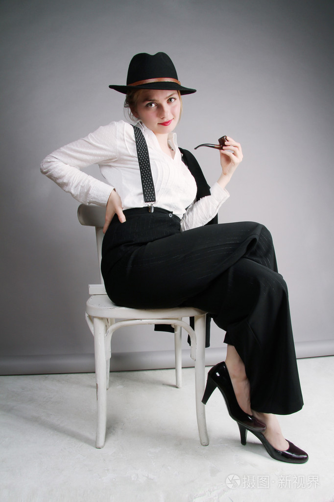 那美丽的不寻常漂亮女孩手里叼着烟斗