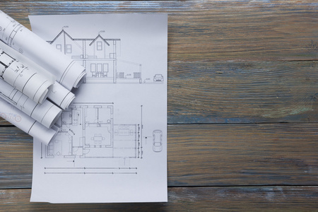 建筑师车间顶视图。建筑项目，蓝图，蓝图卷和分频器指南针，卡尺老式木桌桌上。建设背景。工程工具。复制空间
