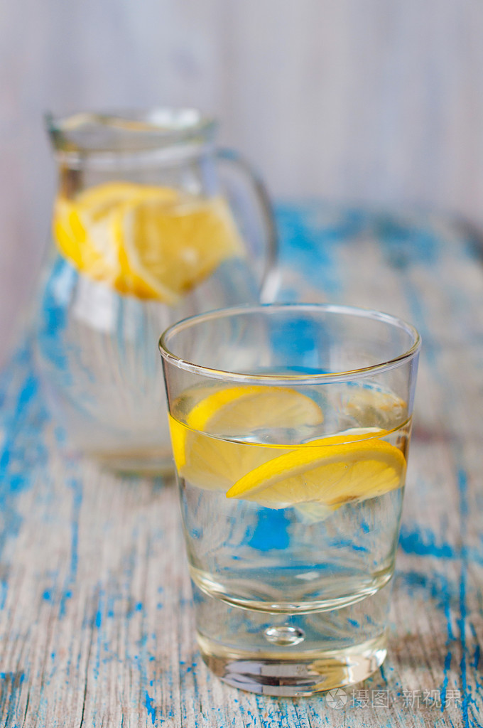 干净的水,杯子里的柠檬
