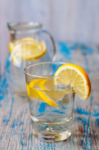 干净的水，杯子里的柠檬