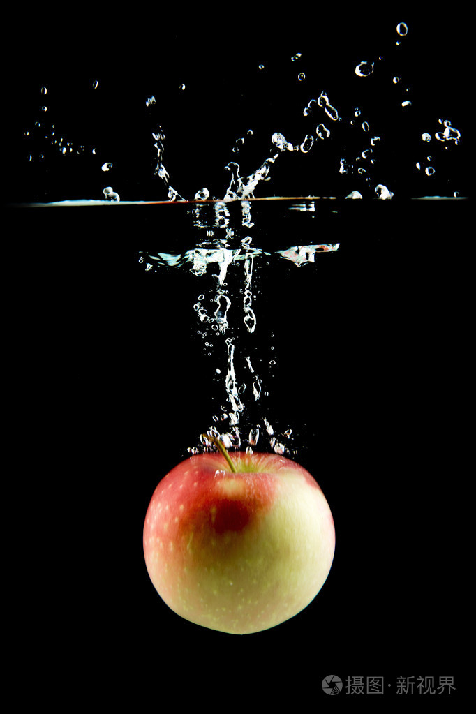 落在水中的苹果
