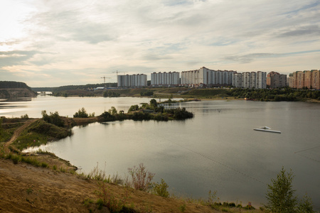 岸边的一个大湖住宅