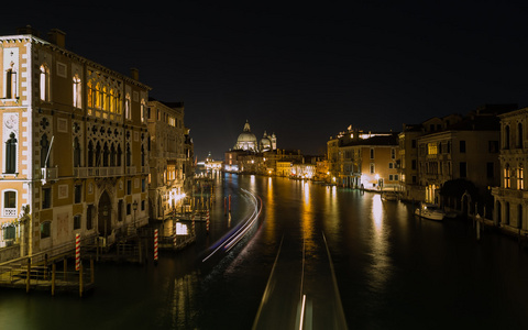 在晚上的威尼斯大运河