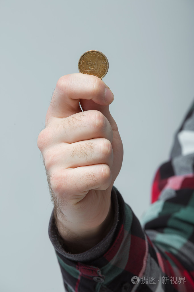 男人的手中拿着一枚硬币显示