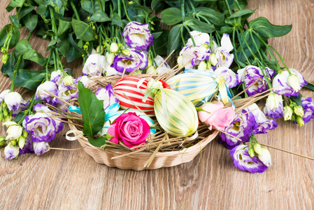 复活节彩蛋在篮子里的花