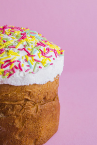 粉红色的背景上特写复活节蛋糕