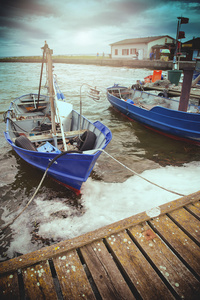 船停泊在港湾