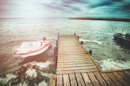 船停泊在港湾照片
