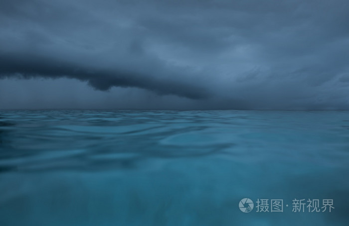 暴风雨前的阴天海景