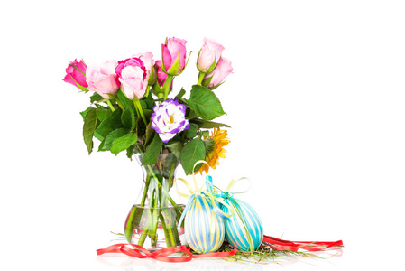 复活节彩蛋和插在花瓶里的花