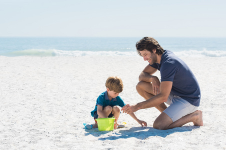 父亲和儿子在海滩玩