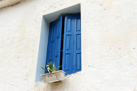 蓝色百叶窗和白色墙壁