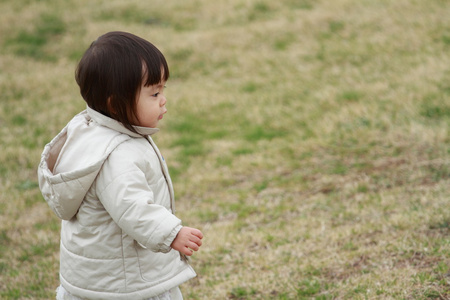 日本女孩在公园散步1岁