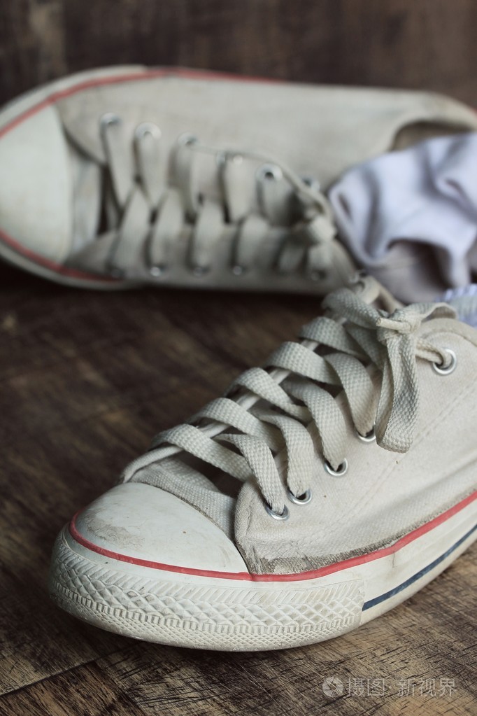 白色运动鞋和袜子