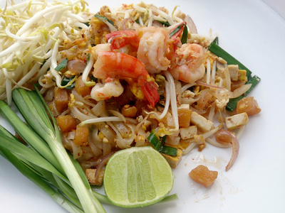 泰国菜, 炒米面配虾仁。泰国的国主菜之一。在泰国流行的食物。泰国炒面