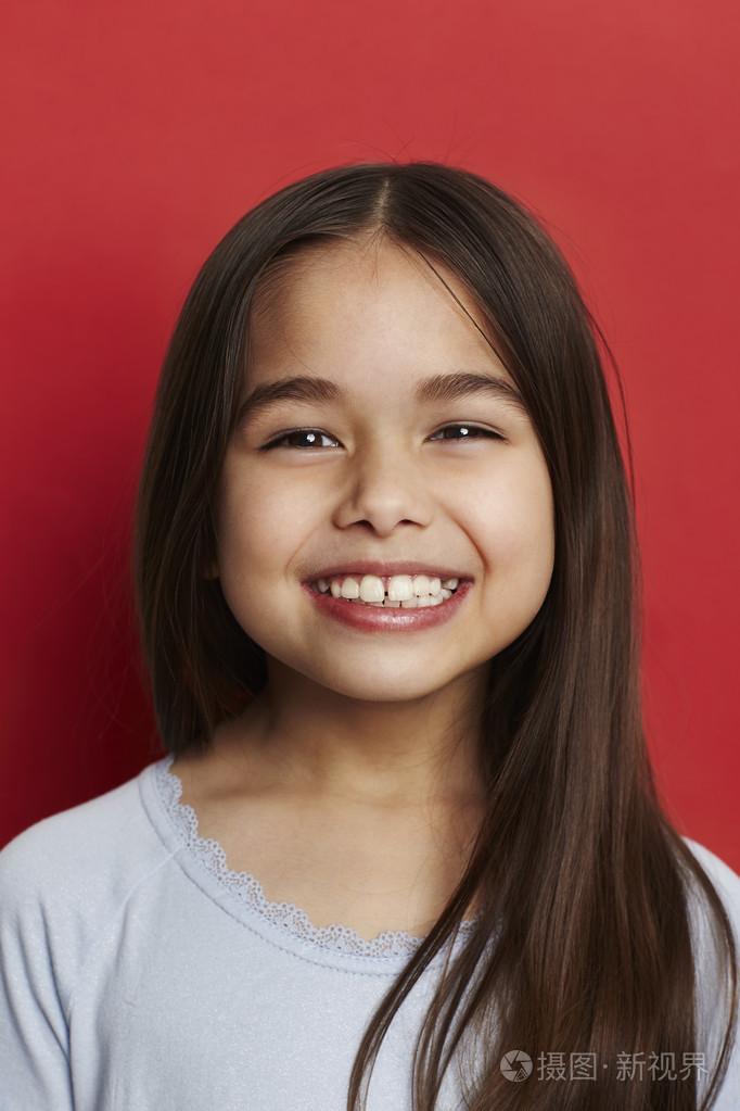 笑脸女孩在红色的工作室