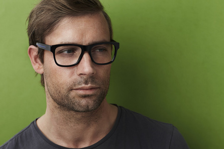 戴眼镜的英俊男人图片