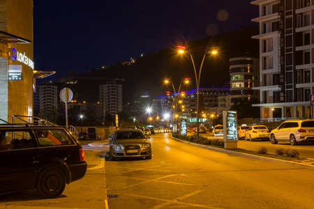 布德瓦镇街上的夜景