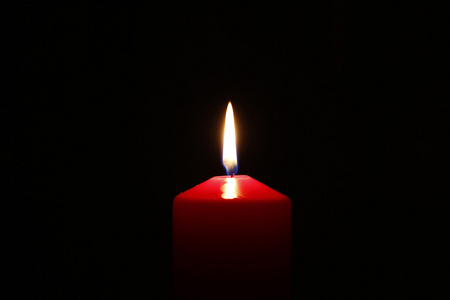 蜡烛的火焰，在一个黑暗的背景