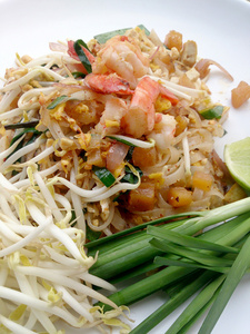 泰国菜, 炒米面配虾仁。泰国的国主菜之一。在泰国流行的食物。泰国炒面