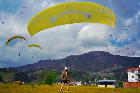滑翔伞飞行对喜马拉雅山脉尼泊尔博克拉