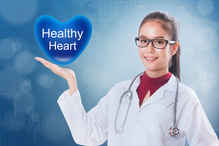 健康的心脏标志的心坚持医学背景的女医生