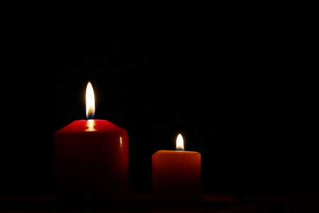 两个蜡烛火焰在一个黑暗的背景