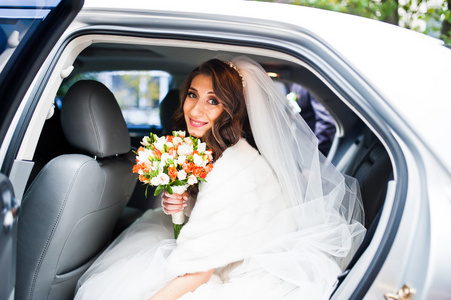 从优雅的婚车看可爱卷发新娘