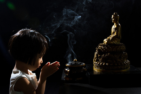 拜佛的人亚洲小中国女孩求神拜佛照片