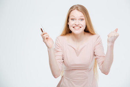 幸福女人庆祝她的成功