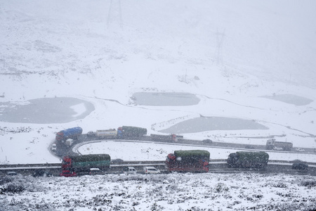 这条路穿过山的雪