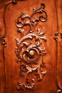 19 世纪,叶列茨 r古门拜占庭建筑雕花木制花纹古老的雕刻门,上面有漆
