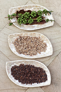 烘培咖啡豆在不同级别中的行。所有的质朴贝壳板