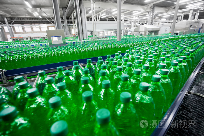 在工厂生产线上的塑料瓶